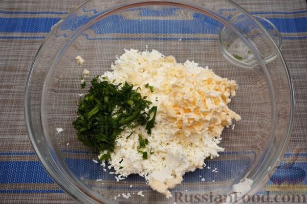 Чебуреки с творогом, сыром и зеленью