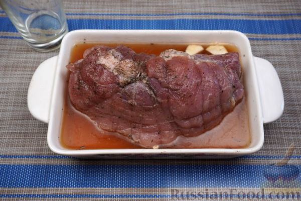 Гармошка из свинины с имбирём и сельдереем, запечённая в яблочном соке