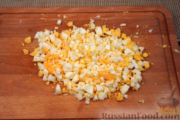 Салат с кукурузой, яйцами и двумя видами сыра