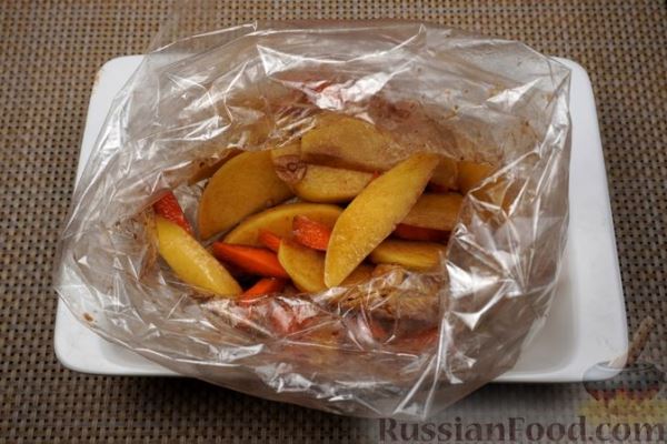 Картошка, запечённая с фрикадельками (в рукаве)