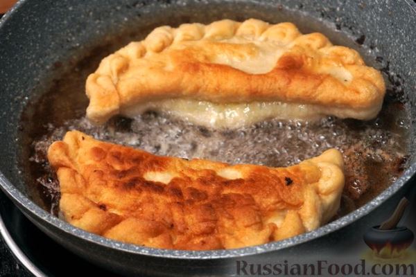 Чебуреки с творогом, сыром и зеленью