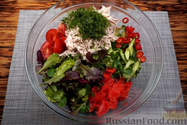 Салат с курицей, овощами и <!--more--/>маринованным имбирём