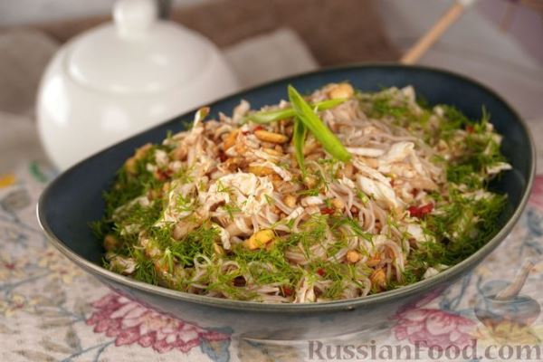 Салат с пекинской капустой, фунчозой и орехами