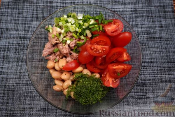 Салат с тунцом, фасолью и помидорами