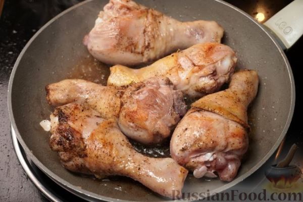 Куриные ножки, запечённые с фасолью, грибами и соусом песто