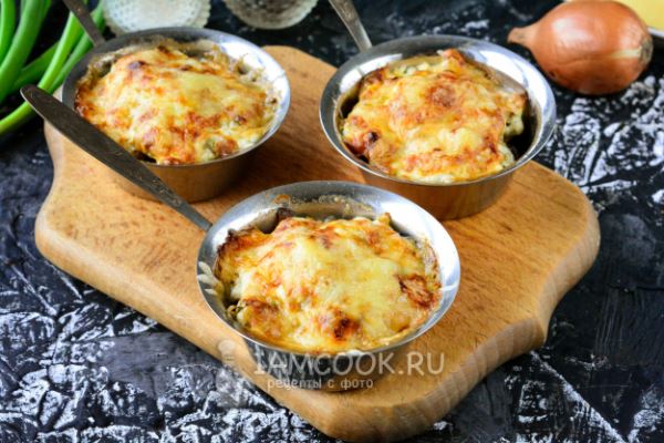 Жульен с колбасой и грибами