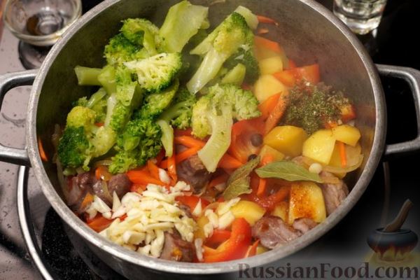 Рагу с мясом, картошкой и брокколи