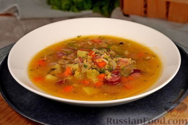 Чечевичный суп с копчеными колбасками и сельдереем