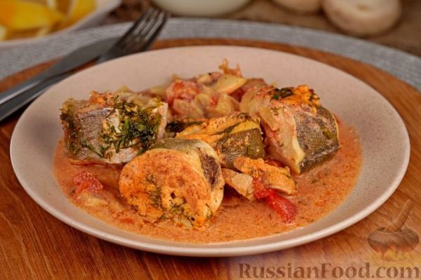 Рыба, тушенная с грибами в сливочно-томатном соусе