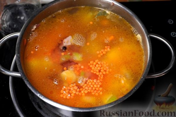 Чечевичный суп с копчеными колбасками и сельдереем