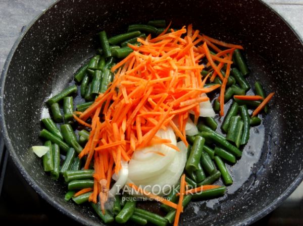 Стручковая фасоль с луком и морковью на сковороде
