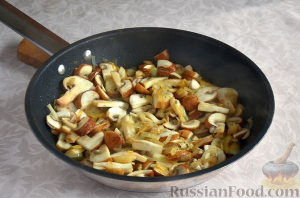 Картошка, тушенная с грибами в сметанно-томатном соусе