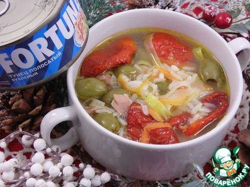 Суп с тунцом и вялеными томатами