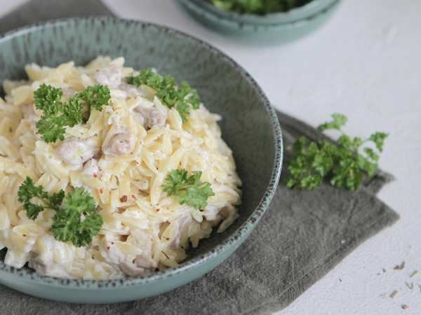 Паста Орзо с курицей в сливочном соусе