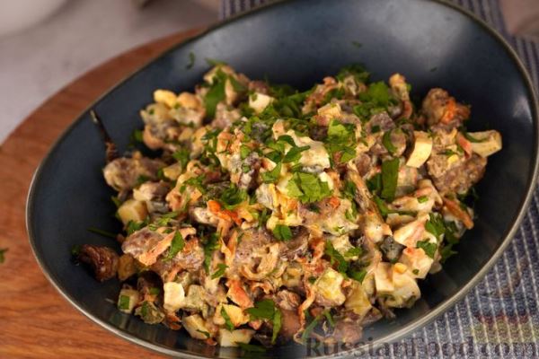 Салат с куриной печенью, грибами и маринованными огурцами