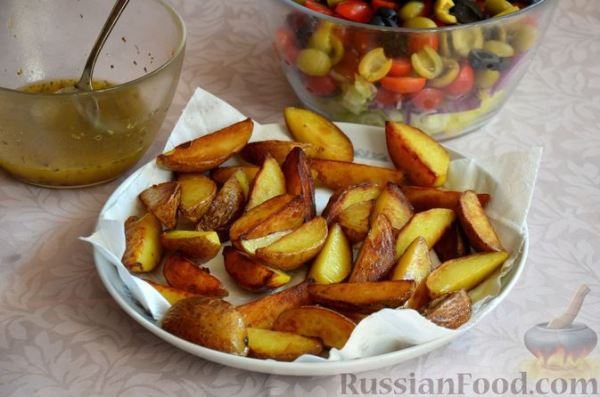 Салат с жареным картофелем, помидорами, оливками и фетой