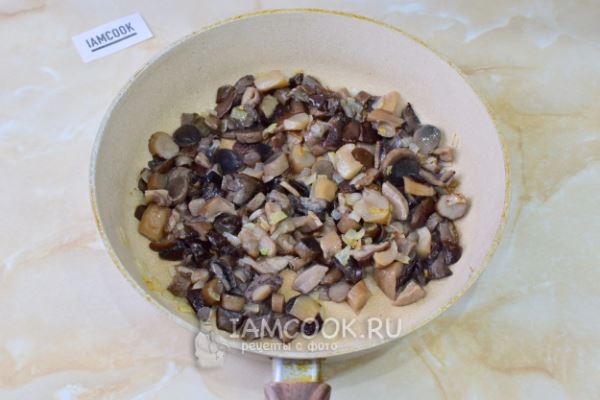 Макароны с тушенкой и грибами на сковороде