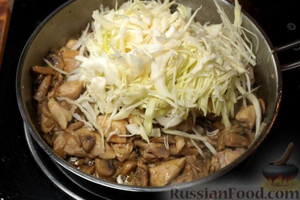 Рис с курицей, грибами и капустой (на сковороде)