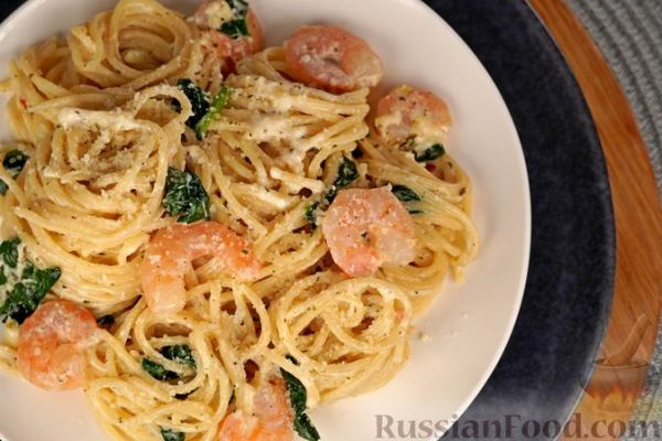 Спагетти с креветками и шпинатом в сливочном соусе