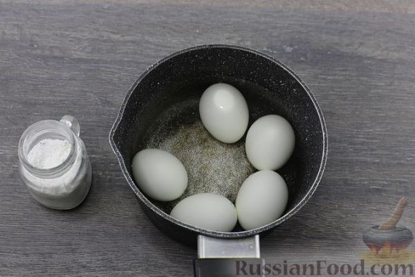 Фаршированные яйца с крабовыми палочками, огурцами и кукурузой