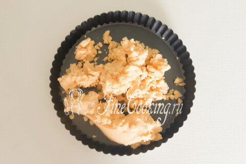 Песочный пирог со свежей клубникой и меренгой в духовке