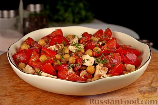 Салат с помидорами, перцем, нутом и фетой