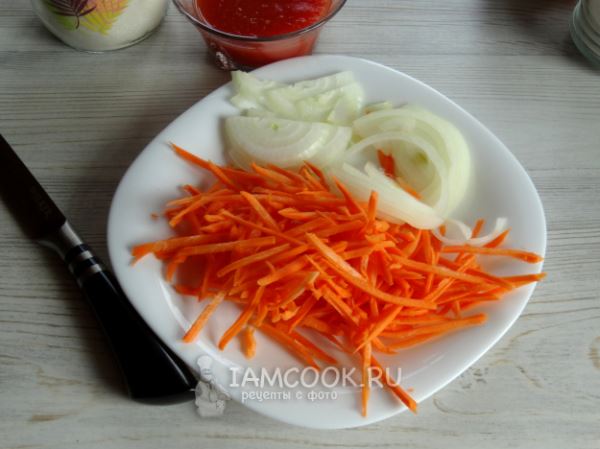 Стручковая фасоль с луком и морковью на сковороде
