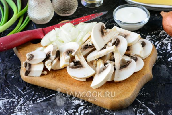 Жульен с колбасой и грибами