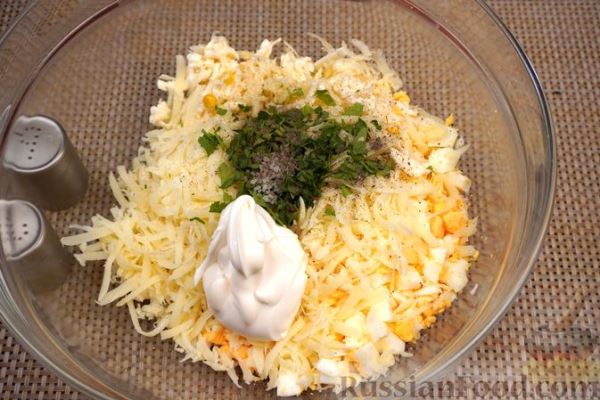 Салат с кукурузой, яйцами и двумя видами сыра
