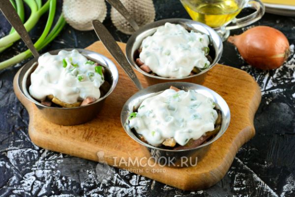 Жульен с колбасой и грибами