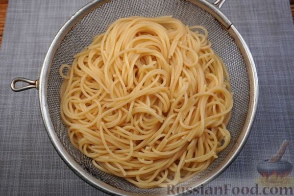 Спагетти с креветками и шпинатом в сливочном соусе