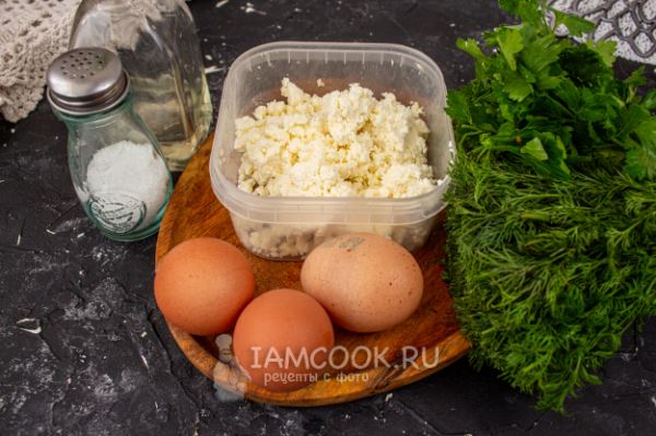 Омлет с творогом и зеленью на сковороде