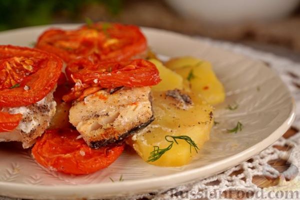 Рыба, запечённая с картофелем и помидорами