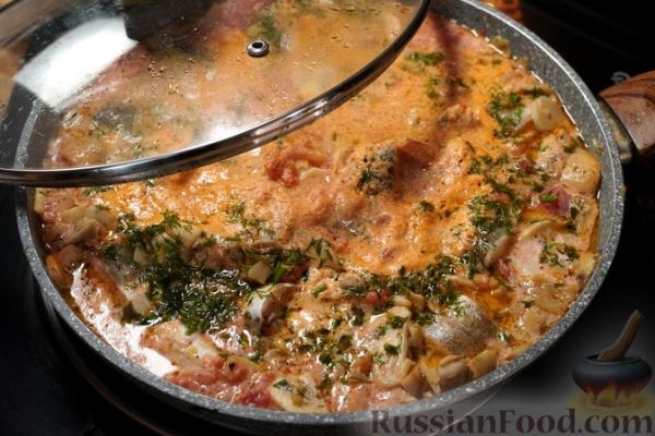 Рыба, тушенная с грибами в сливочно-томатном соусе