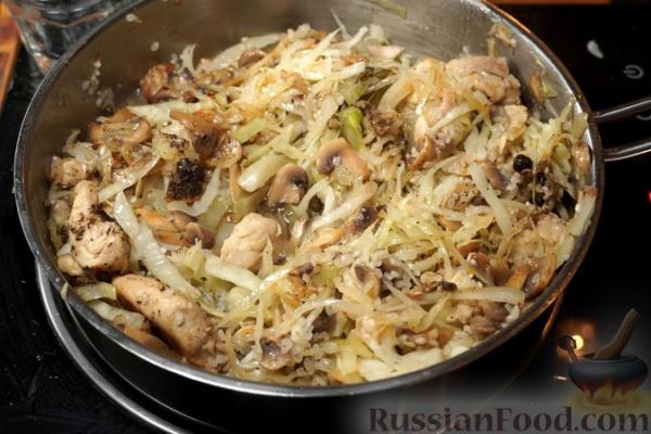 Рис с курицей, грибами и капустой (на сковороде)