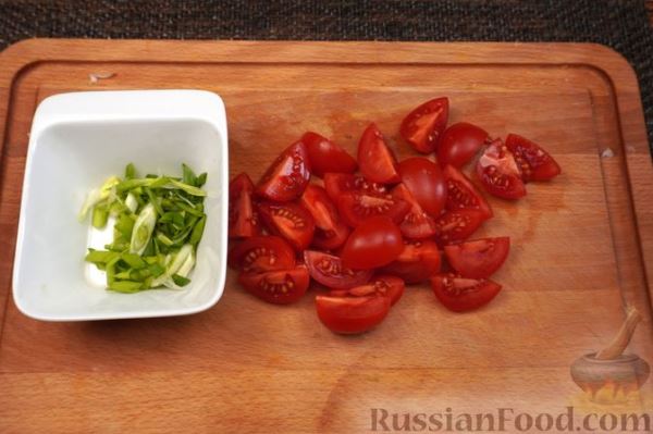 Салат с чечевицей, помидорами и жареным луком