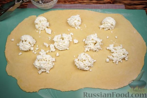 Песочные рулетики с творогом и колбасками